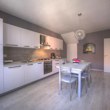Holidays Alle Rose Apartment Peschiera del Garda